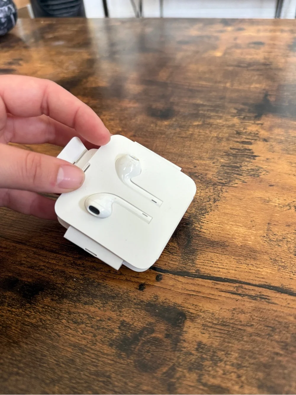 White Wired Earbuds in Original Holder lightning plug in APPLE